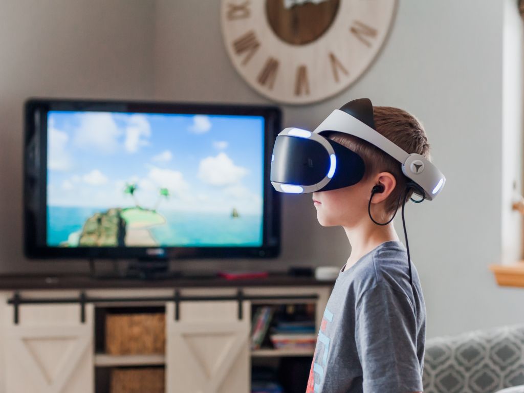 طفل يرتدي نظارات رقمية، فهل تصله فوائد الألعاب الإلكترونية؟