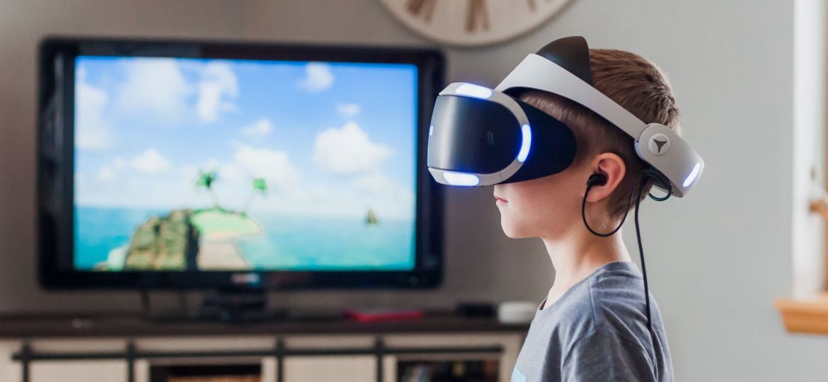 طفل يرتدي نظارات رقمية، فهل تصله فوائد الألعاب الإلكترونية؟