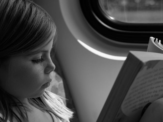فتاة تقرا في قطار؛ مشهد يتمناه آباء كثر ممن يقولون: «طفلي لا يحب القراءة»